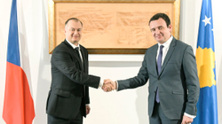Kurti takohet me ambasadorin çek, zgjerimi i Ballkanit Perëndimor temë kyçe mes tyre
