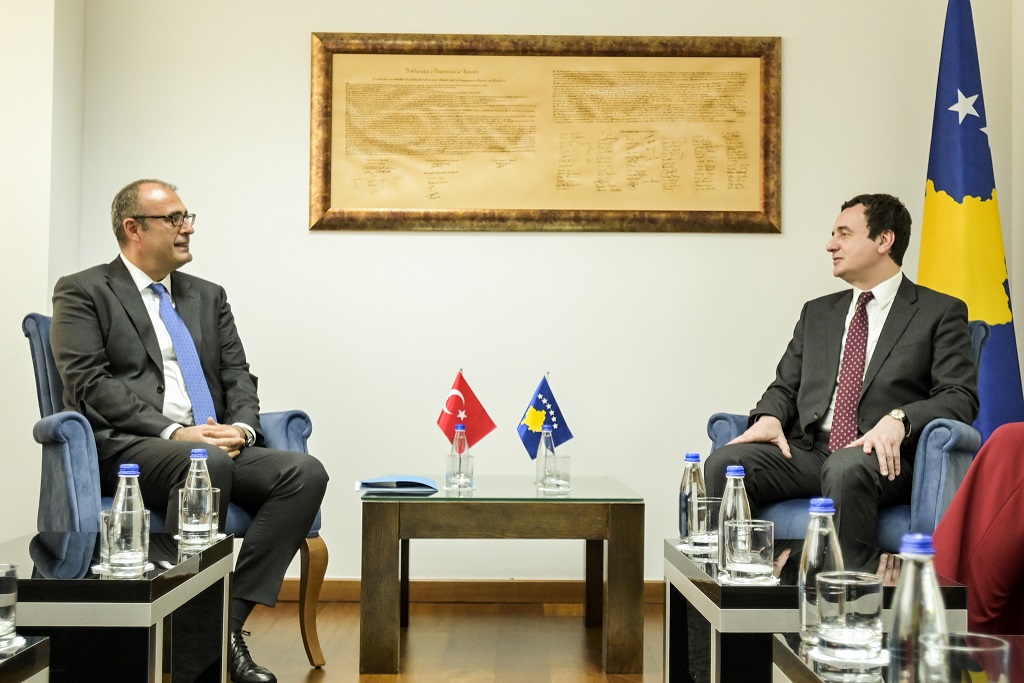 Ambasadori i Turqisë i premton Kurtit mbështetje në fushën e zhvillimit ekonomik