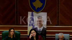 Krasniqi: Fotografia e Thaçit në seancë, pasi Osmani s’po përmirëson shkeljet ligjore