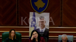 Krasniqi: Fotografia e Thaçit në seancë, pasi Osmani s’po përmirëson shkeljet ligjore