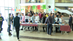 Për nder të Pavarësisë, nxënësit në Lipjan shesin ushqime për ta ndihmuar shkollën