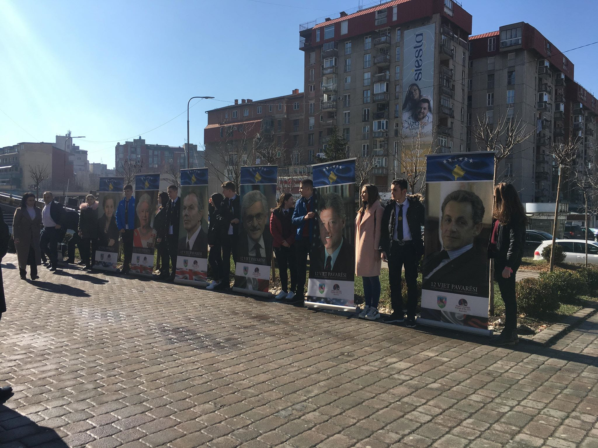 Në Prishtinë hapet ekspozitë me fotografitë e personaliteteve që ndihmuan Kosovën