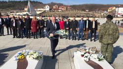 Përfaqësues të AAK-së bëjnë homazhe në Prekaz