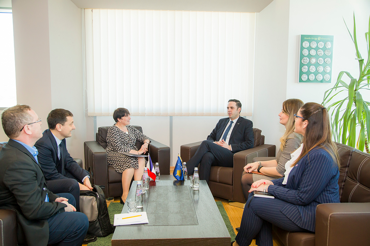 Abdixhiku priti në takim njohës ambasadoren franceze