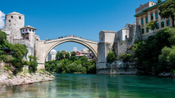 25 vite pas luftës në Bosnje, Mostari mbetet i ndarë në bazë etnike