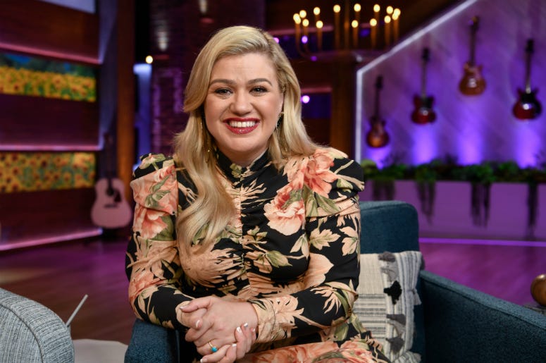Kelly Clarkson e përdorë pozitivitetin kundër personave dashakeq