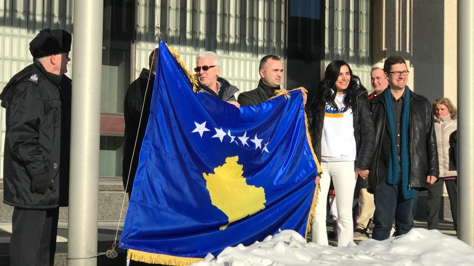 Kosova feston përvjetorin e pavarësisë në Kanada me ngritje të flamurit, zemërohen serbët