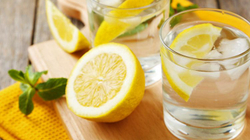 Si të pastroni trupin me lëngun e limonit