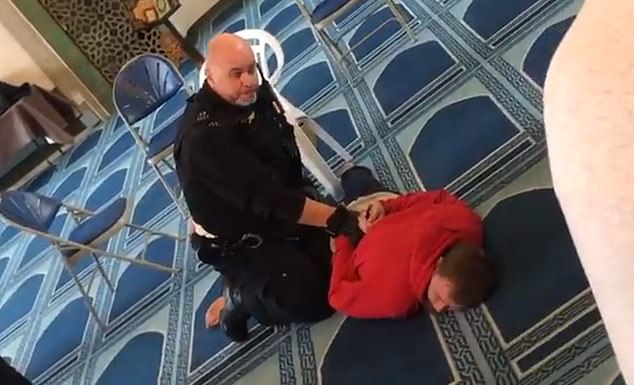 Në Londër një person theret me thikë në xhami, arrestohet i dyshuari