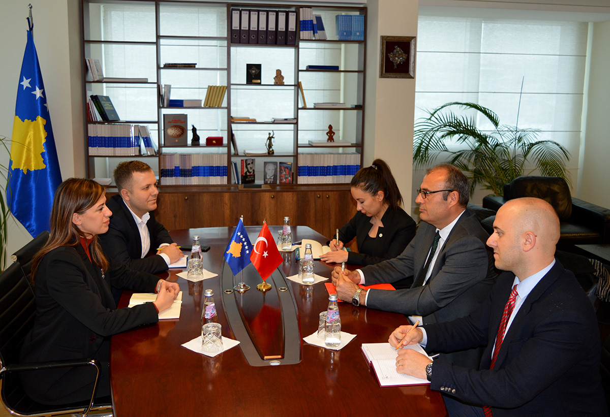 Turqia do të vazhdojë ta ndihmojë Kosovën, thotë ambasadori Sakar