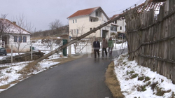 Rrëzimi i shtyllave në Lubavec lë pa rrymë banorët, ata ndihen të rrezikuar
