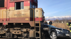 Vetura përplaset me trenin në Pejë, lëndohet një person