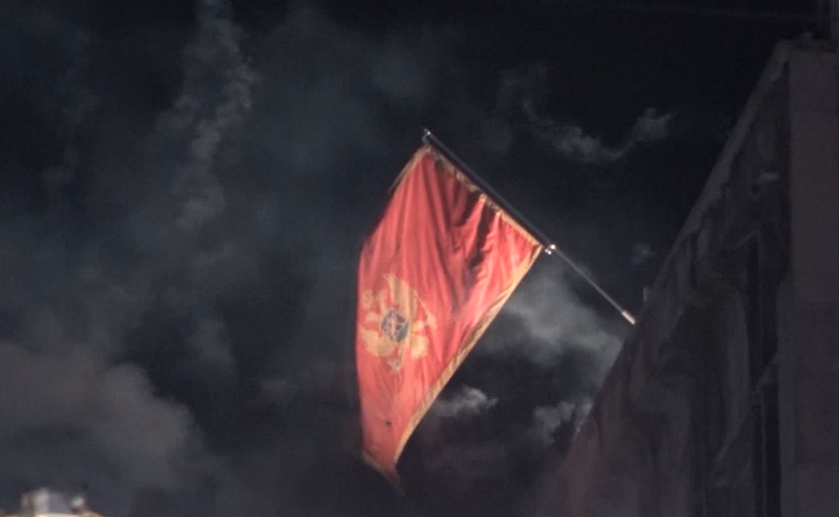 Digjet flamuri i Malit të Zi gjatë protestave në Beograd, Markoviqi e cilëson ndërhyrje në pavarësi