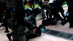 Dhjetëra të arrestuar në Hong Kong pas marshit kundër tregtisë me Kinën