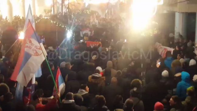 Protestuesit serbë në kor - “Kush s’kërcen, është shqiptar”