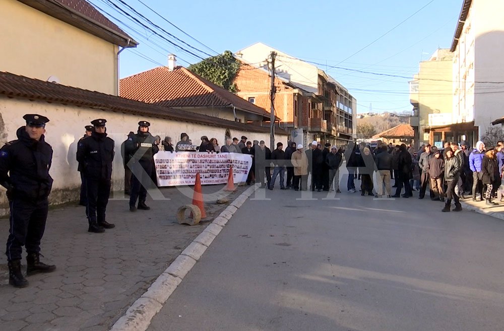 Gjakovarët s’i duan në qytetin e tyre “kriminelët serbë”
