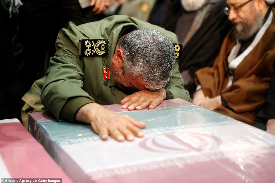 Mijëra iranianë vërshojnë në varrimin e Soleimanit dhe kërkojnë hakmarrje