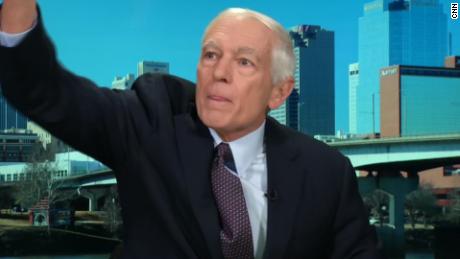 Wesley Clark e gjuan telefonin gjatë intervistës së drejtpërdrejt në CNN