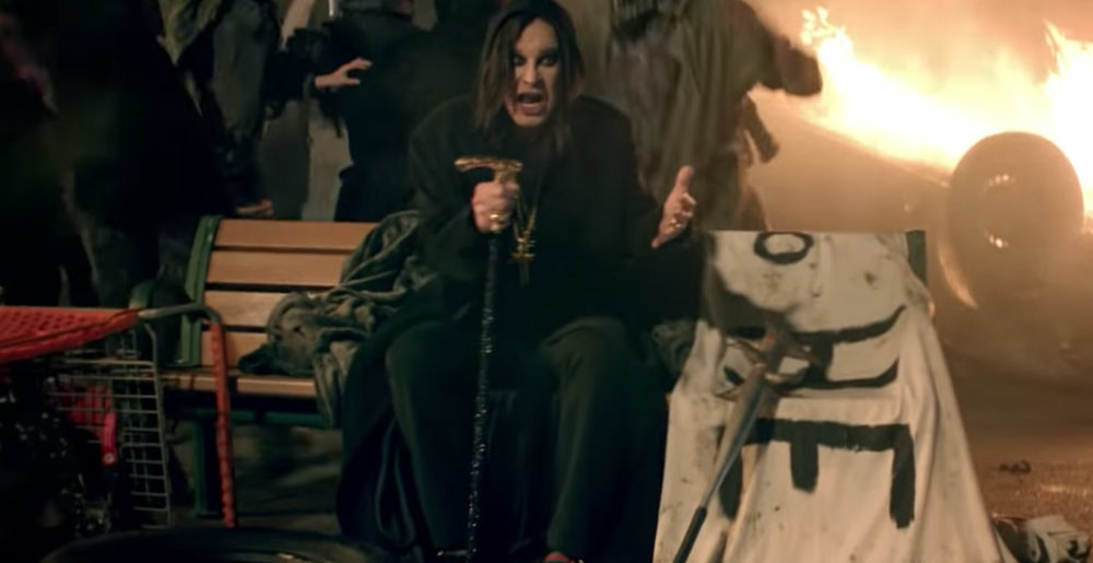 Kokteje molotovi, bomba dhe zjarr në videoklipin e ri të Ozzy Osbourne