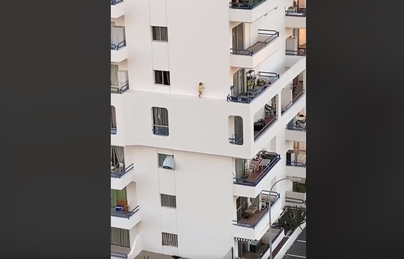 Turisti incizon fëmijën teksa vrapon jashtë ndërtesës në katin e katërt pa kurrfarë sigurie