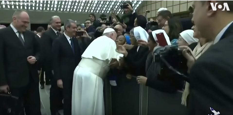 Mëson nga shpulla, Papa Françesku këtë herë jep një puthje