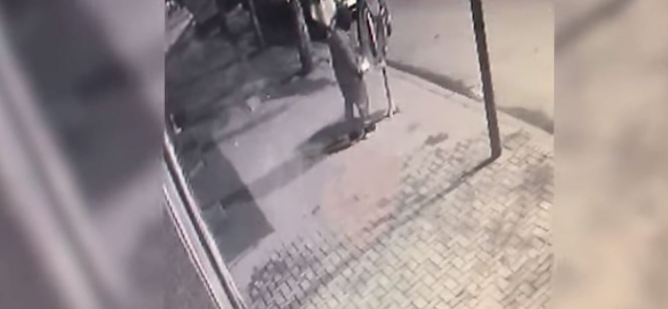 Dogji të paktën 11 automjete, arrestohet 'piromani' 26-vjeçar në Durrës