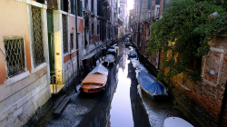 Zbatica than kanalet e famshme të Venecias