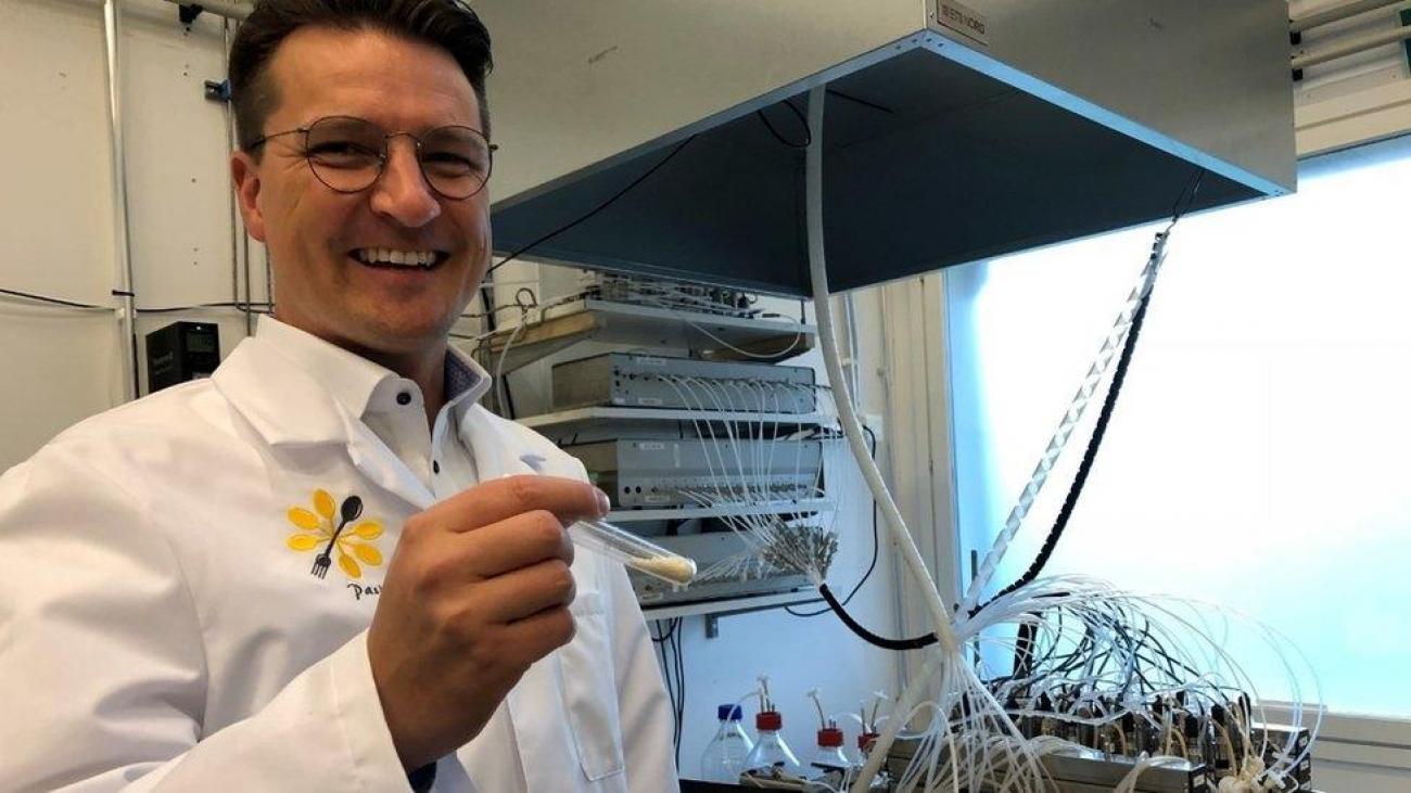 Foto: Pasi Vainikka në fabrikën Solar Foods pranë Helsinkit