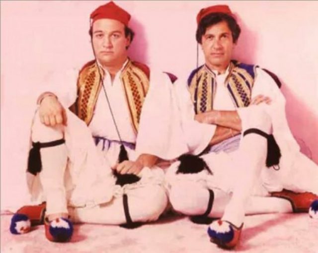 Stan Dragoti e James Belushi të veshur si arvanitas në Hollywood
