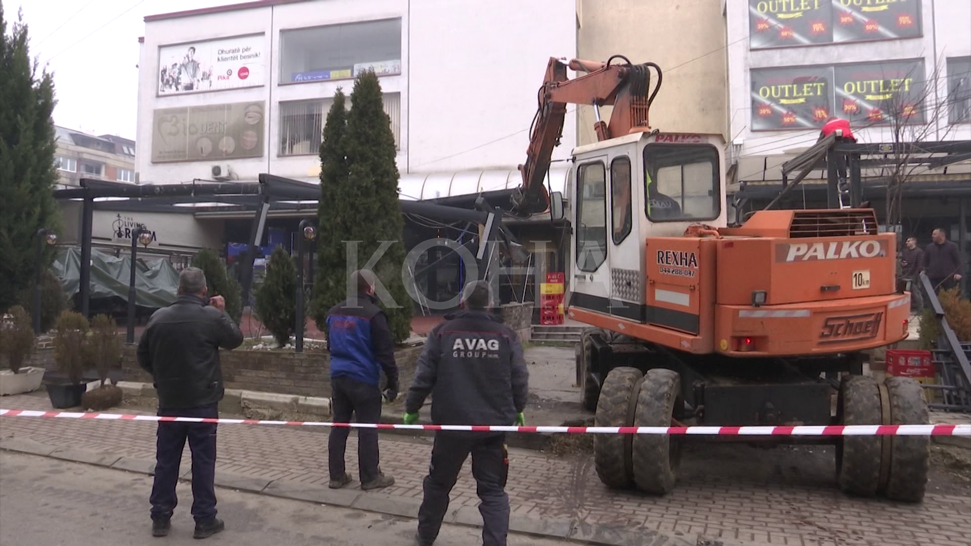 Në Gjilan rrënohen shtyllat metalike të lokaleve në qendër, pronarët të pakënaqur