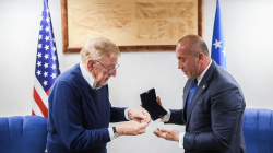 Haradinaj e nderon me medaljen “Skënderbeu” Walkerin