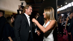 Brad Pitt xhirohet duke e shikuar me adhurim, ish-bashkëshorten e tij Jennifer Aniston
