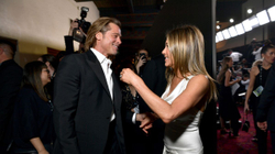 Brad Pitt xhirohet duke e shikuar me adhurim, ish-bashkëshorten e tij Jennifer Aniston