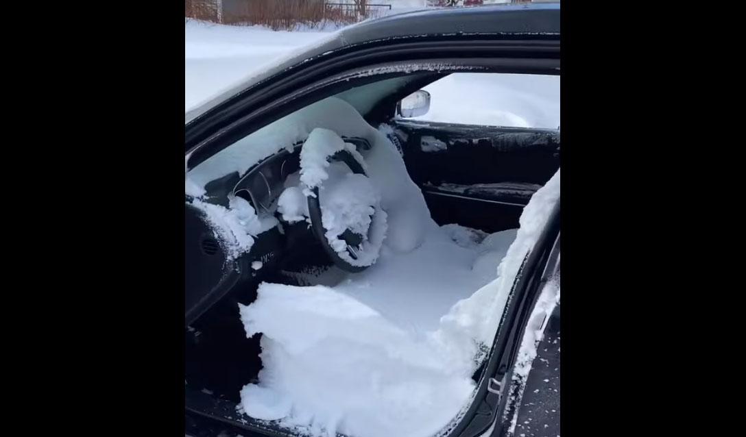 Sein Auto ist voller Schnee, er hat vergessen, das Fenster zu