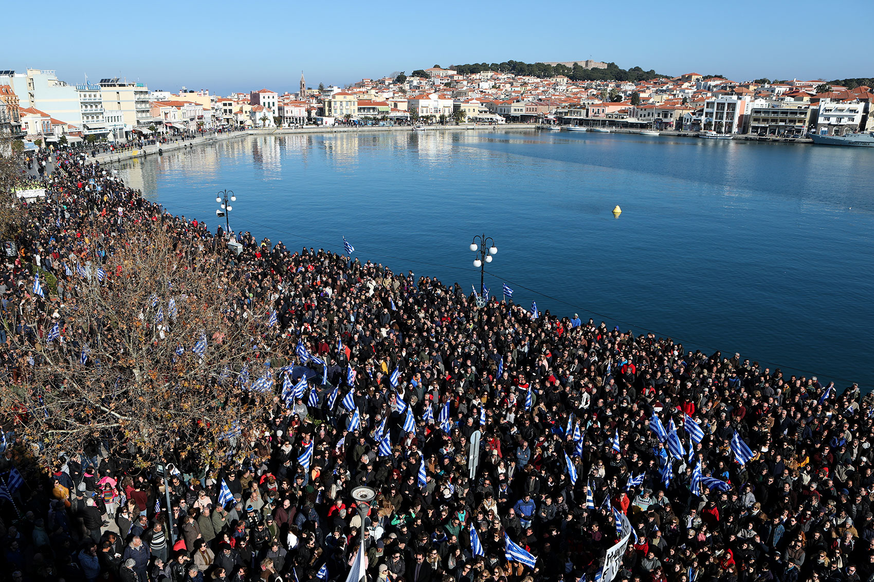 Protesta në Greqi ndaj kampeve të stërmbushura me emigrantë
