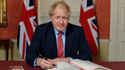 Johnsoni nënshkruan marrëveshjen e Brexit-it