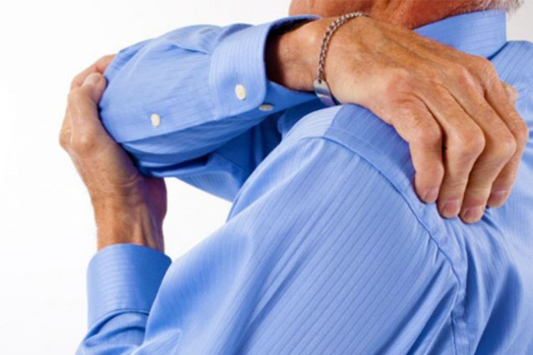 Gabimet e përditshme që dëmtojnë shpinën pa e kuptuar