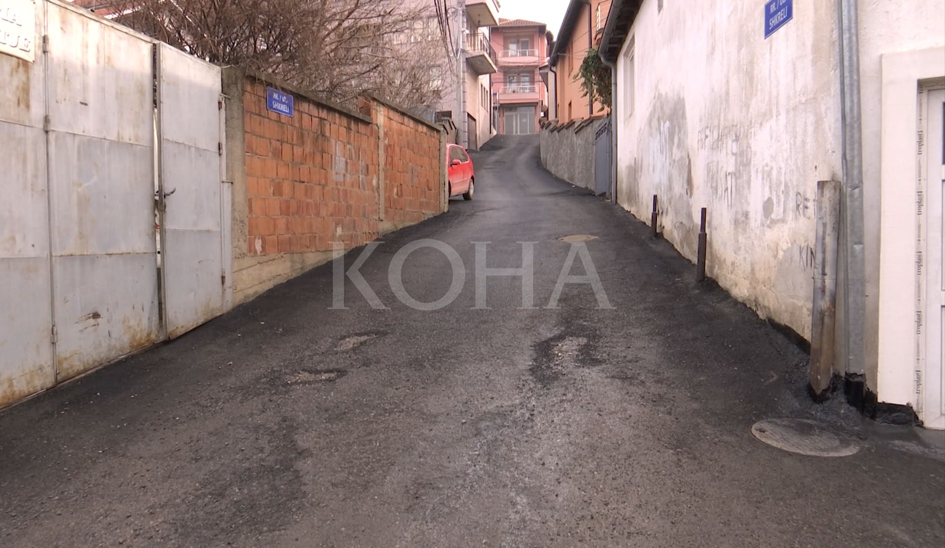 Dy rrugë në Prishtinë dëmtohen dy muaj pas asfaltimit, banorët ankohen në punime pa kritere