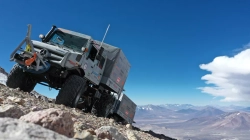 Dy kamionë të Mercedesit shënojnë rekord të ri, ngjiten 6,694 metra në vullkanin më të lartë në botë