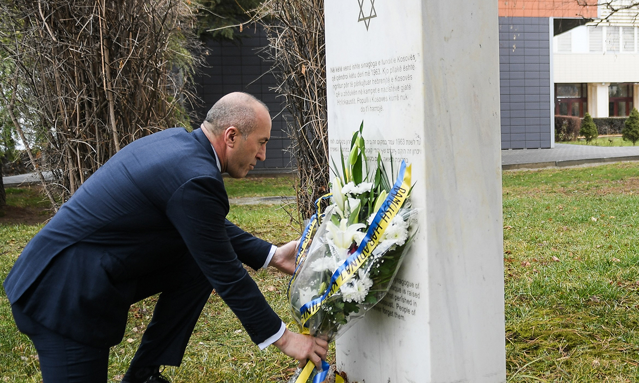 Haradinaj me kabinetin qeveritar bënë homazhe te Pllaka përkujtimore kushtuar hebrenjve