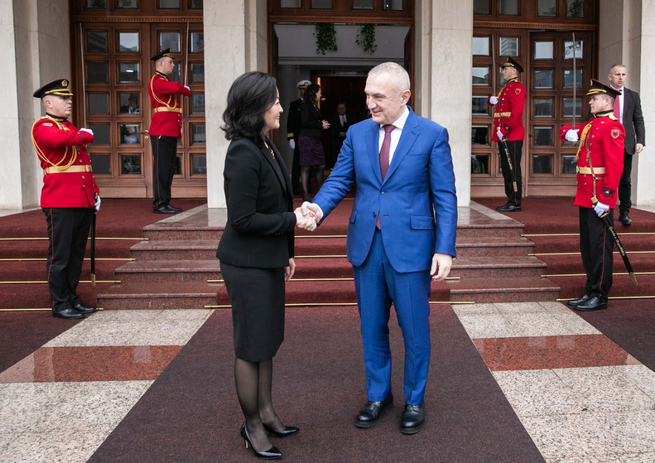 Meta pranon kredencialet e ambasadores së re amerikane, Yuri Kim