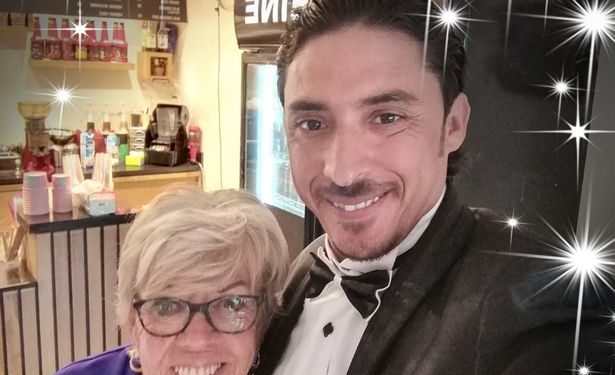 80-vjeçarja britanike martohet me të riun egjiptian, 10 vjet më e madhe se mamaja e tij