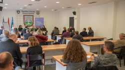 Banorë të Kamenicës i ankohen deputeteve për reformën në arsim