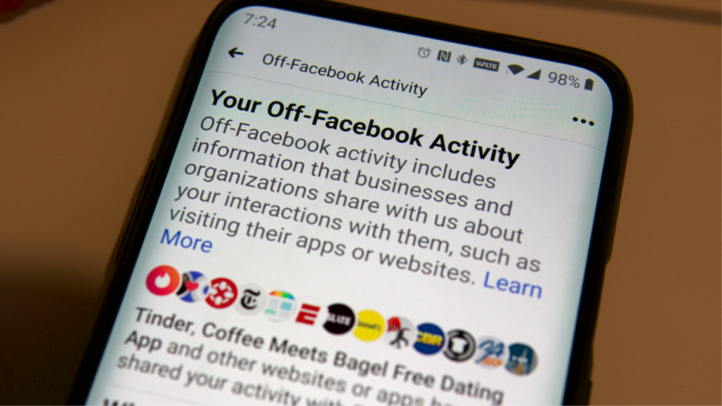 Facebooku u tregon përdoruesve sa shumë di për ta, sjell edhe butonin “fshini historinë”