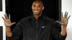Fansat mblidhen përreth gjurmëve të gjymtyrëve të Kobe Bryantit në Hollywood