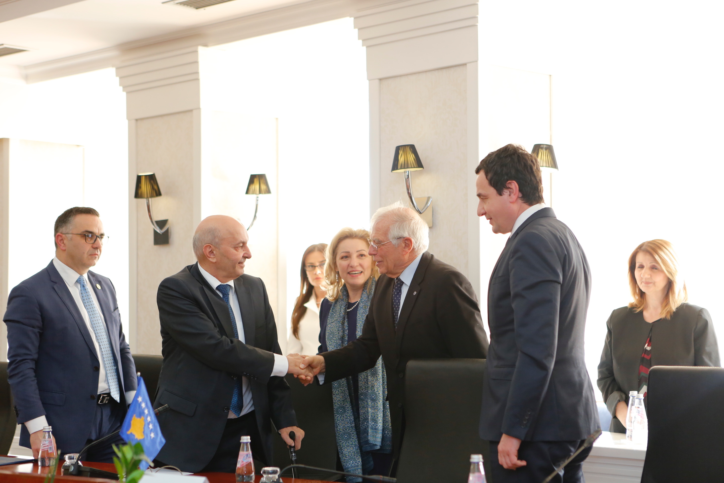 Mustafa e njofton Borrellin për qëndrimet e LDK-së lidhur me situatën politike në vend
