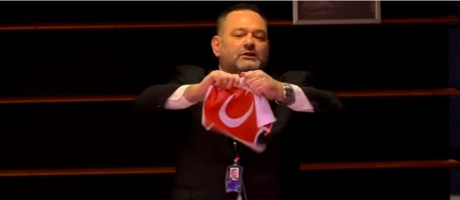 Eurodeputeti grek gris flamurin turk gjatë fjalimit në PE