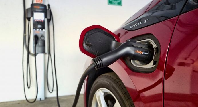 Më 2030 shumica e automjeteve në tregun botëror do të jenë elektrike