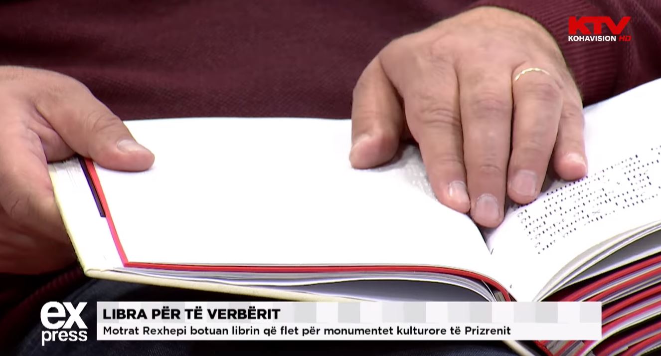 Bekim Krasniqi, i verbër, lexon një faqe të librit “Qyteti në miniaturë”