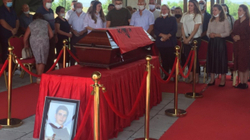 Në Gjakovë bëhen homazhe para arkivolit të martirit Vegim Qerkezi